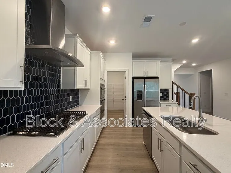 611 Contento Ct — Photo 2