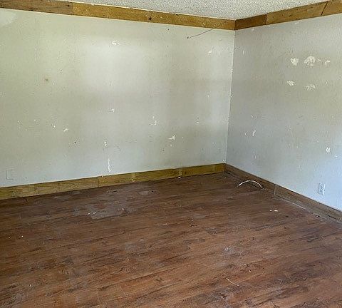 4th image of 140 Garrett Ln