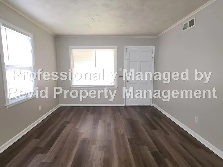 744 Lester St — Photo 4