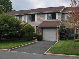136 Hidden Ponds Cir, Smithtown, NY 11787