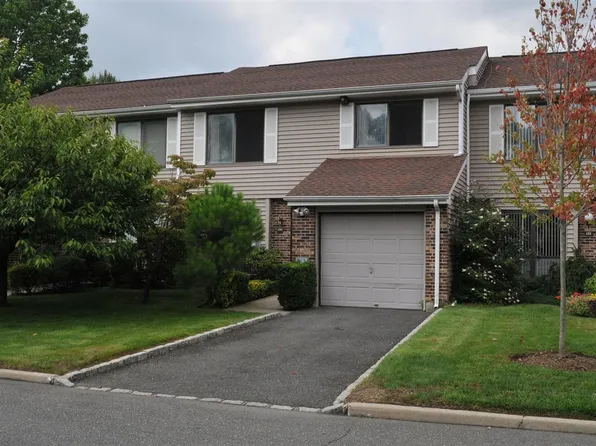 136 Hidden Ponds Cir, Smithtown, NY 11787