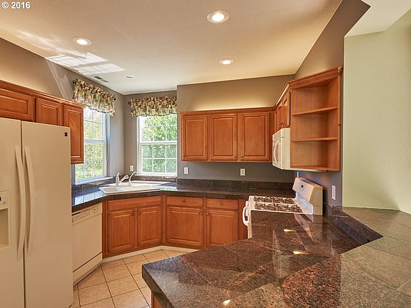 4th image of 1640 NE Ashberry Dr