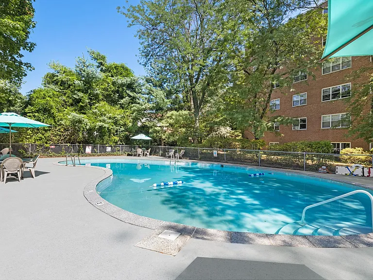 Hawthorne Towers Apartments — Photo 14