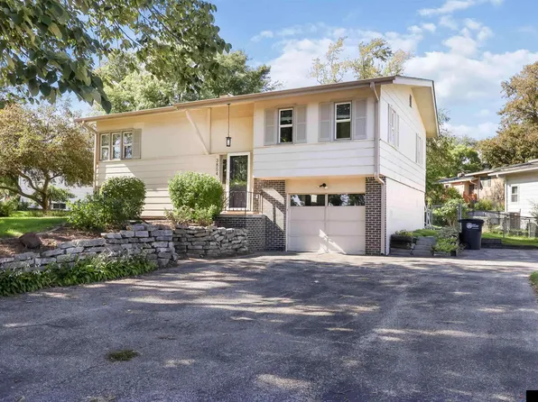 3854 Parkview Dr, Omaha, NE 68134