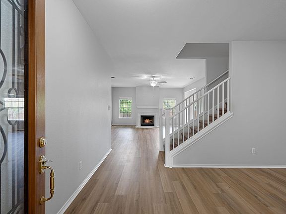 4th image of 1010 Del Roy Dr