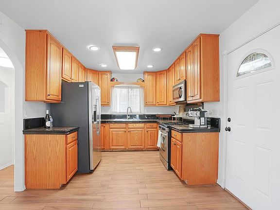 5th image of 2760 Menlo Ave