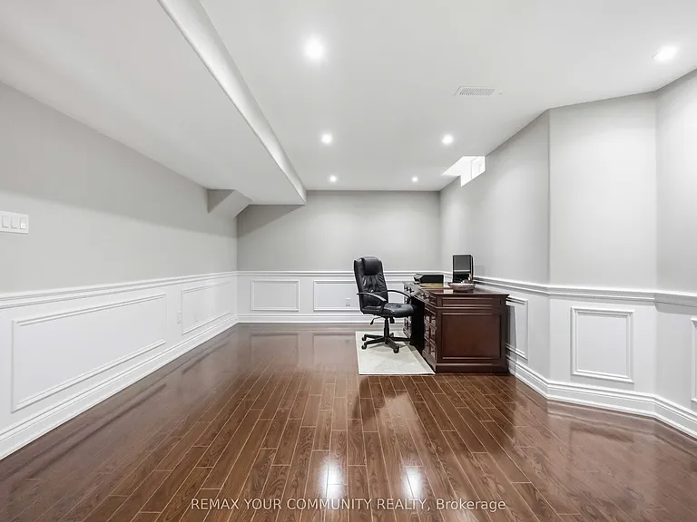 2313 Southcott Rd — Photo 32