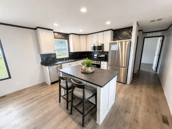 656 Woodlawn Dr #108, Fowlerville, MI 48836
