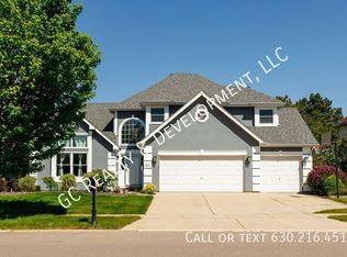 810 Clarendon Ln, Aurora, IL 60504