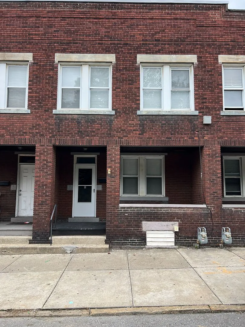 Spacious 3-Bedroom Townhome with Private Basement and Laundry Hookups — Photo 1