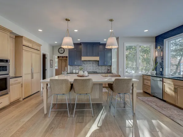 12 Forest Trl, Mahtomedi, MN 55115