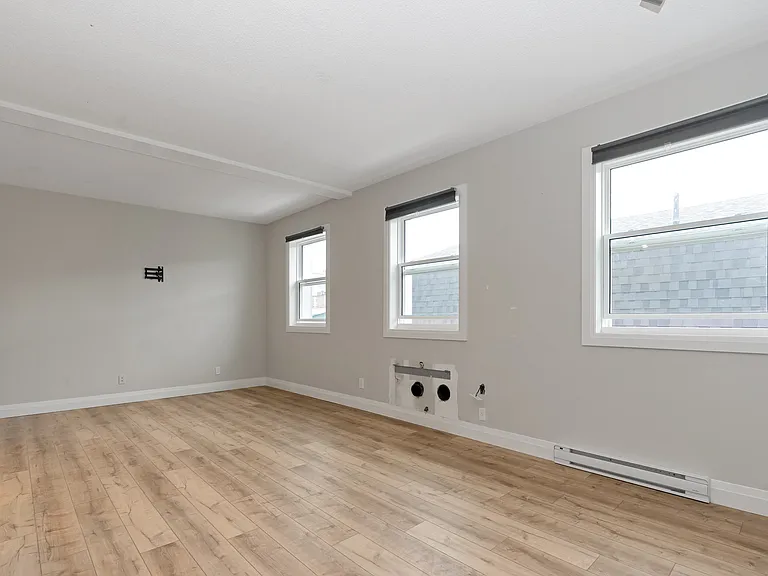 523 Bay St — Photo 11