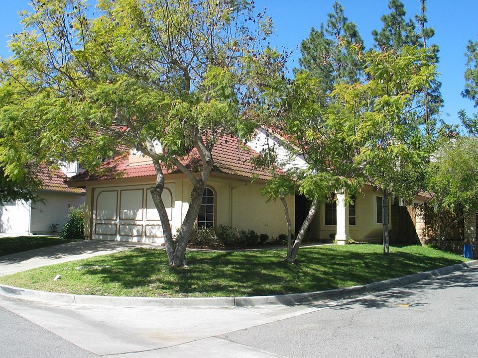 exterior photo showing corner , cul de sac