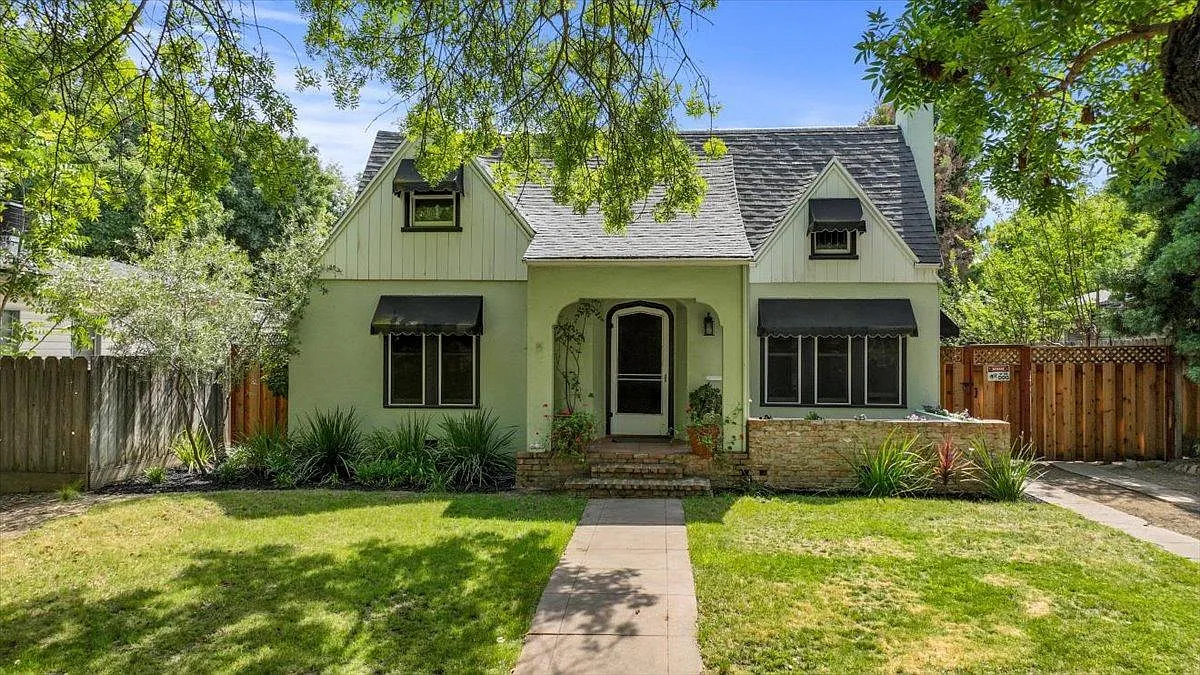418 Melrose St photo 1