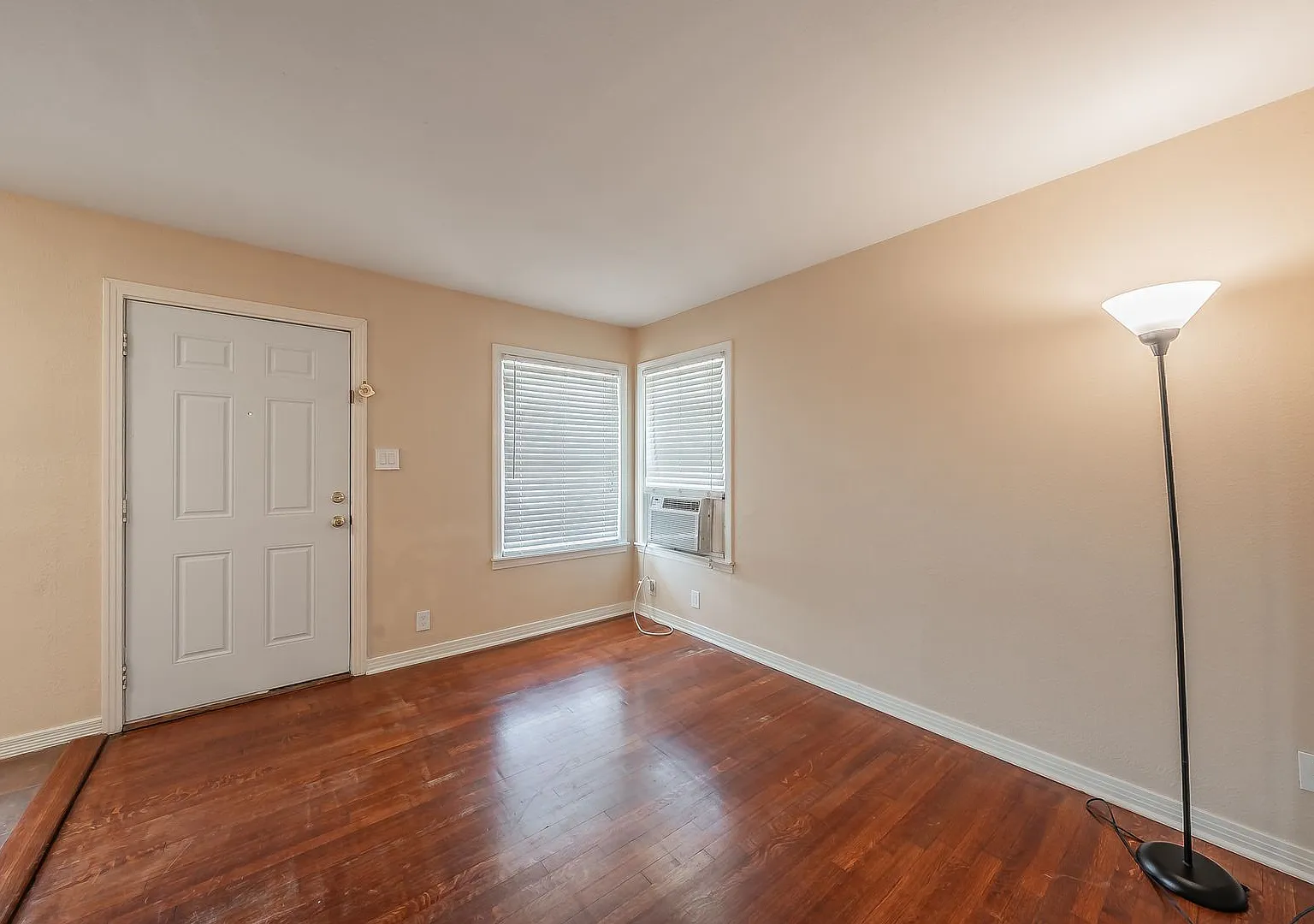 Charming one-bedroom in Ridglea — Photo 3