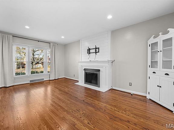 3rd image of 534 Kirkshire Dr