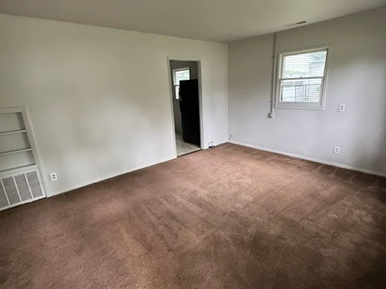 4820 Smith St — Photo 2