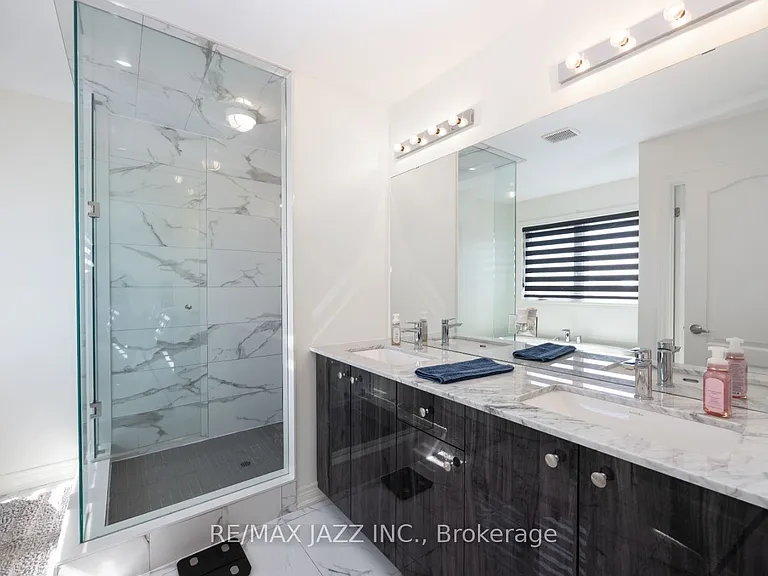 131 Courtney St — Photo 23