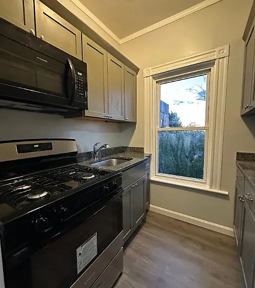 397-407 William St Fall River, MA Cozy 2 Bedroom Steps From Battleship Cove & the Updated Waterfront — Photo 12