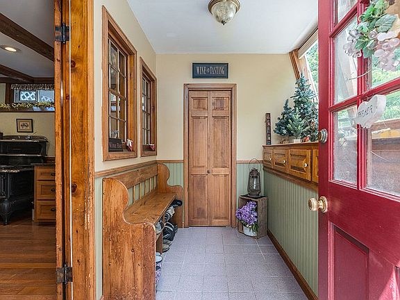 3rd image of 819 W Lowell Ave