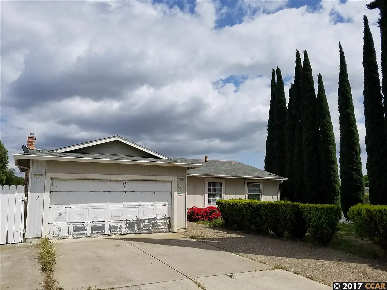 304 W Leland Rd photo 1