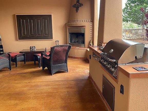 Covered patio, BBQ, TV, FP