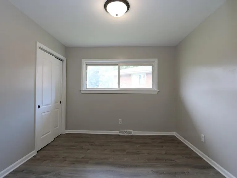 5465 Maryland St — Photo 13