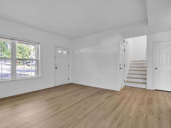 3rd image of 102 Glenlea Ln