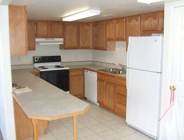 3 bed, 2.5 bath, 1600 sqft, $1,600 — Photo 4