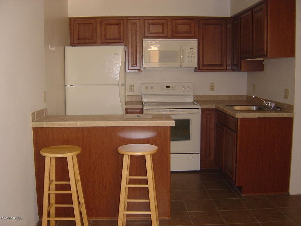 2nd image of 1810 E Blacklidge Dr