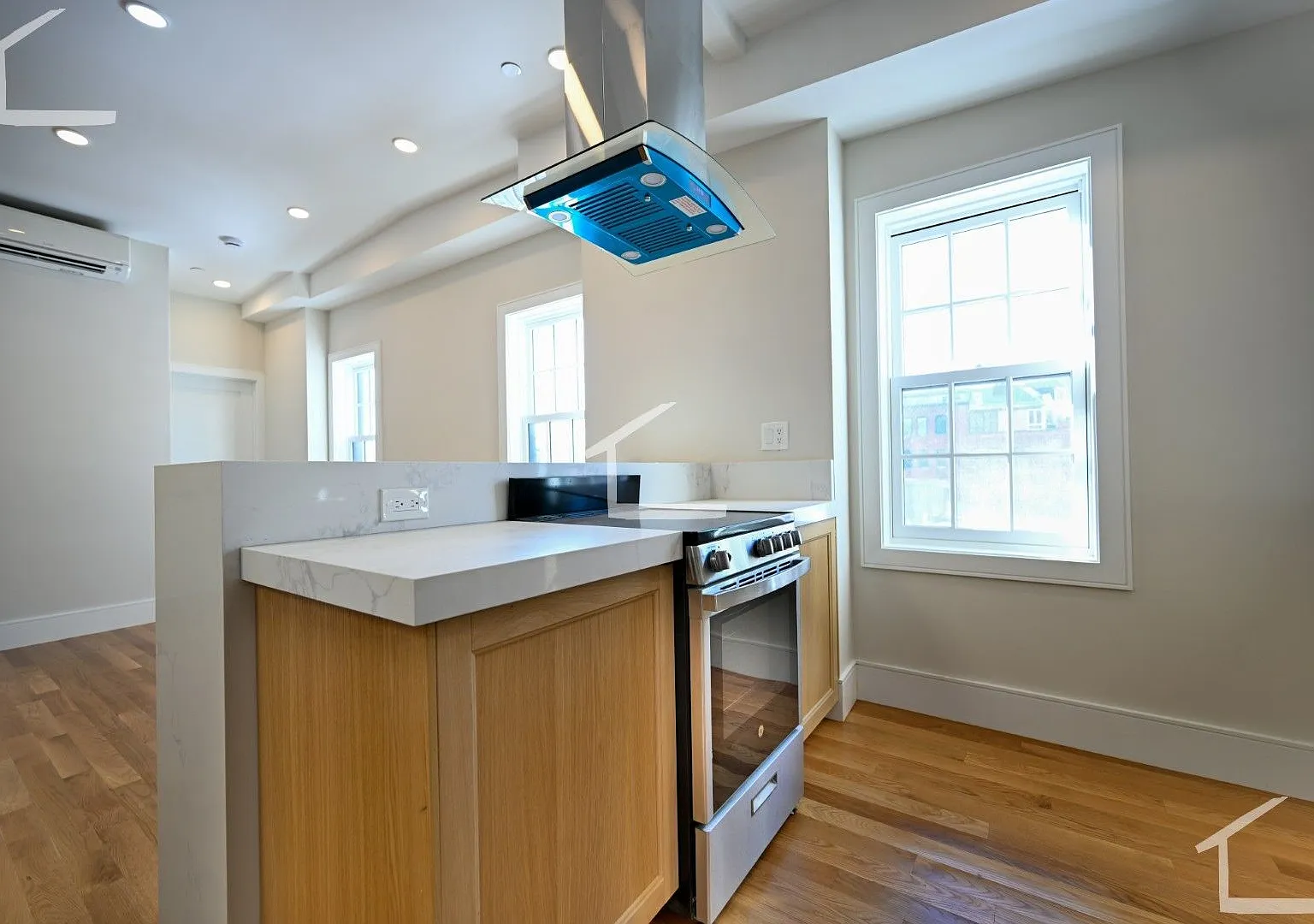 Penthouse 3 Bed 2 Bath In Bay Village — Photo 2
