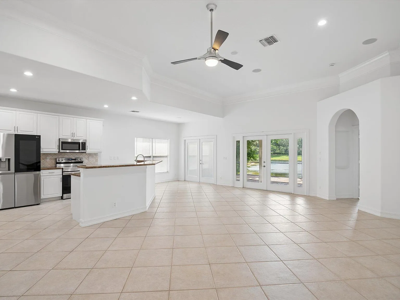 3 bed, 2.0 bath, 1977 sqft, $4,600 — Photo 4