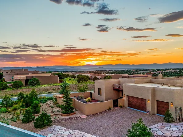 87 E Via Plaza Nueva, Santa Fe, NM 87507