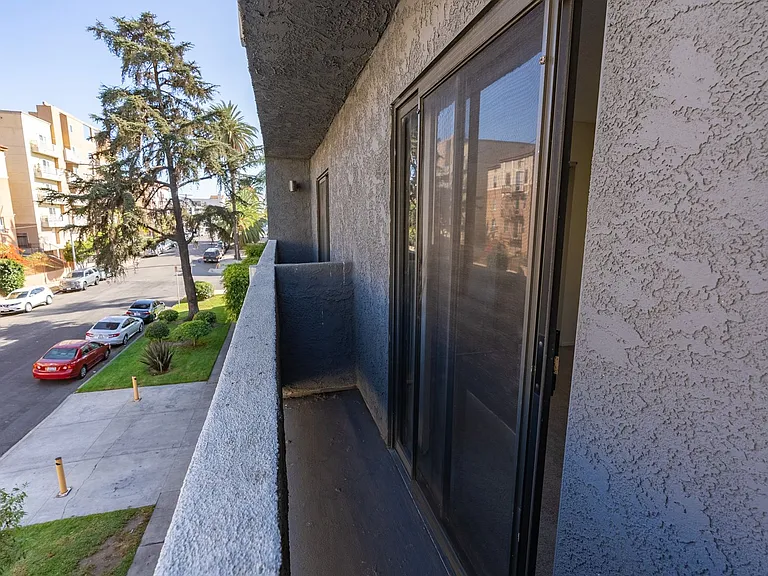 951 S. Oxford Ave. — Photo 31