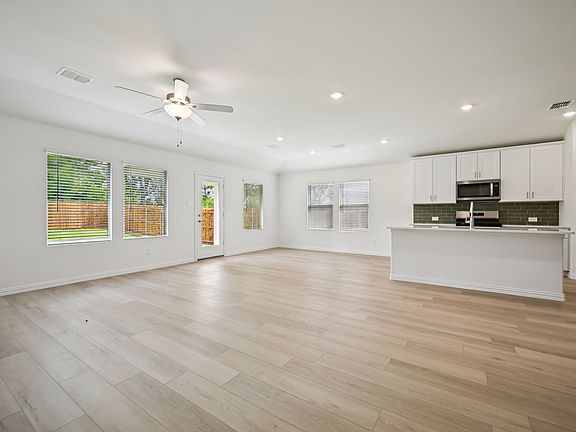 4th image of 3504 Bastrop Dr