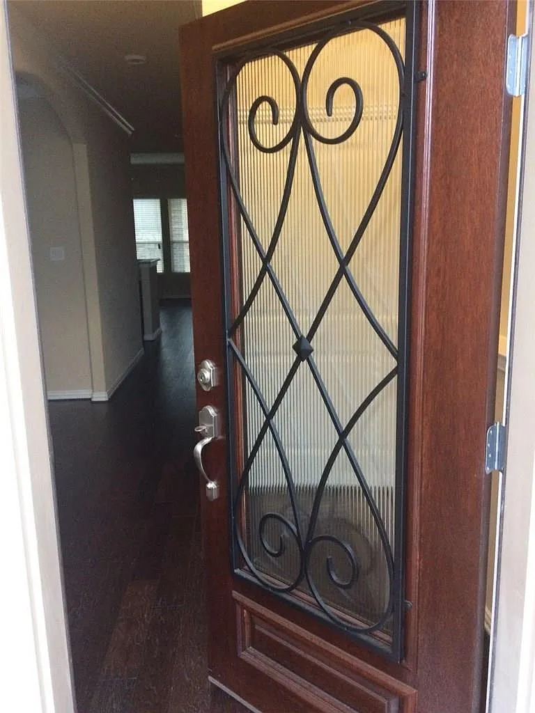 4 bed, 2.5 bath, 2428 sqft, $2,699 — Photo 2