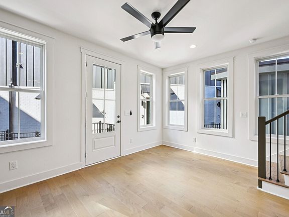 4th image of 1160 Boulevard Se #11