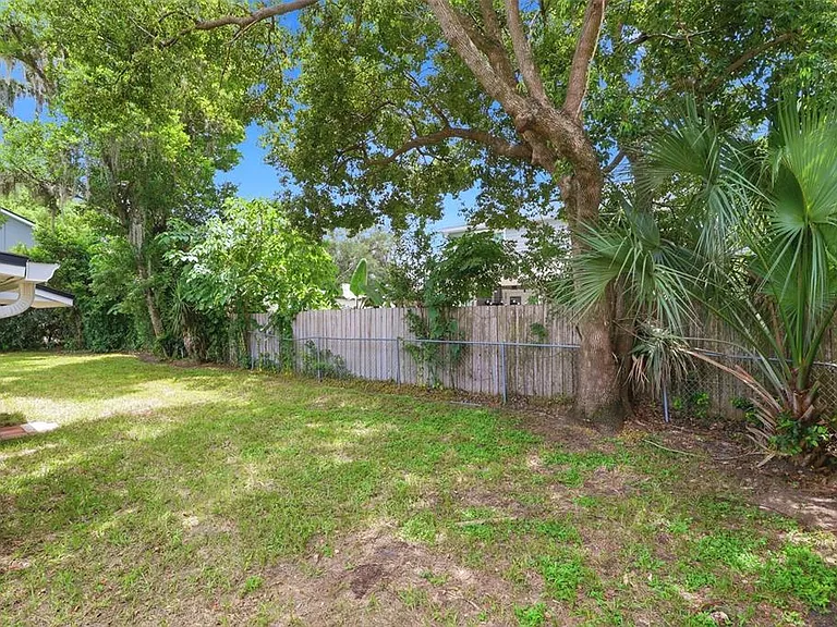 2704 E Jefferson St — Photo 43