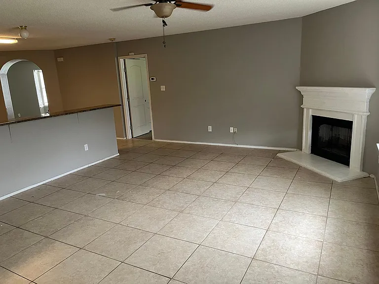 4405 Carriage Lane Cir — Photo 19
