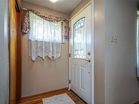 3rd image of 421 Wyndhurst Dr