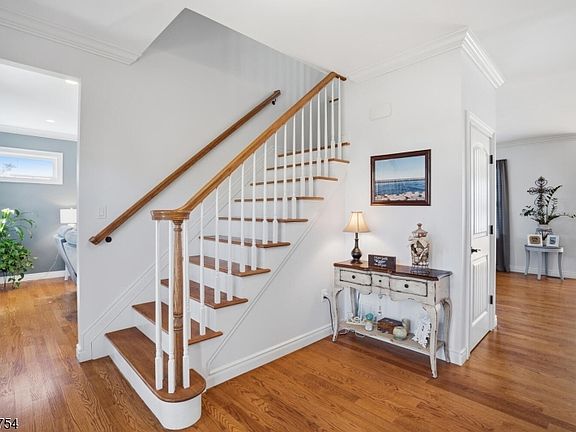 5th image of 663 Harbor Rd
