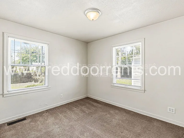 1742 N Whittier Pl — Photo 14