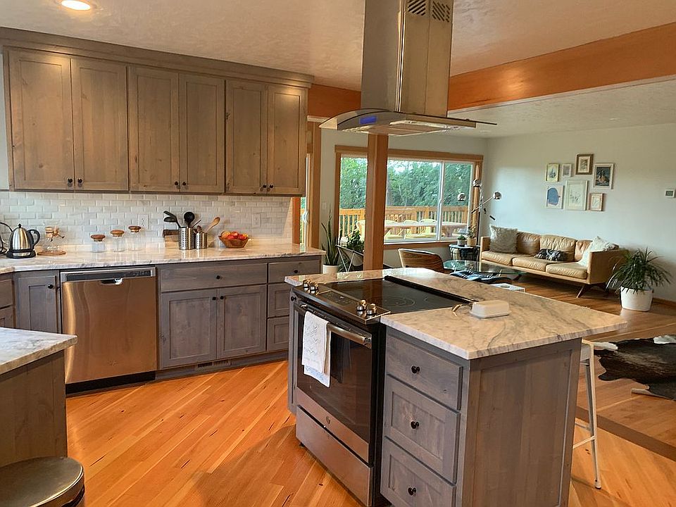 Kitchen w new cabinets 