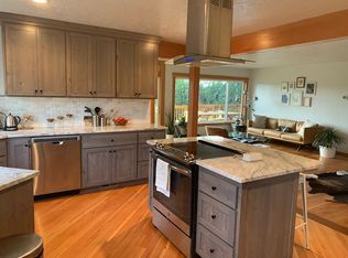 221 SW Canyon Dr, Redmond, OR 97756