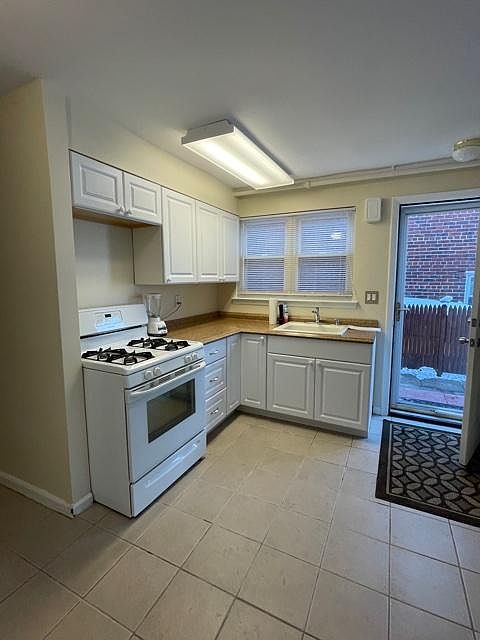 1st image of 70 Pell Pl #1