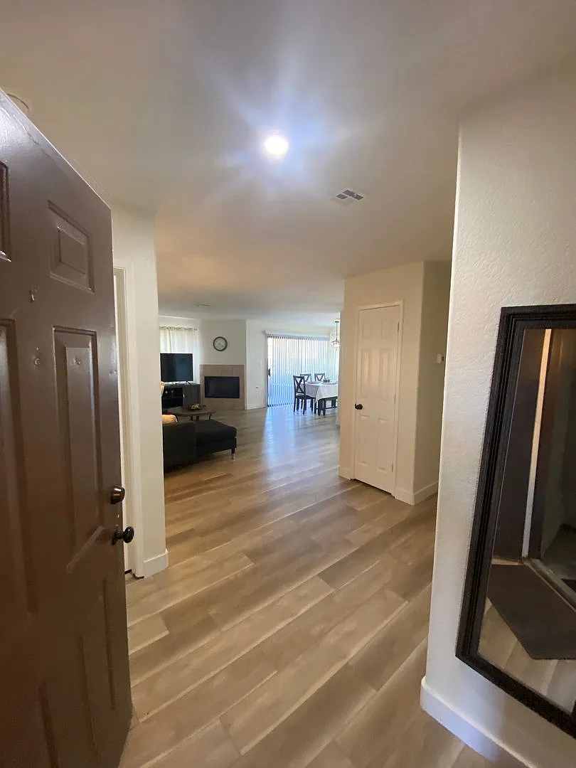 Americana Property Mgmt - Freshly Remodeled 2beds-2baths Condo Fully Furnished In The Sw — Photo 3