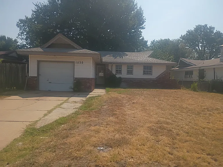 1520 Hampton Dr — Photo 10