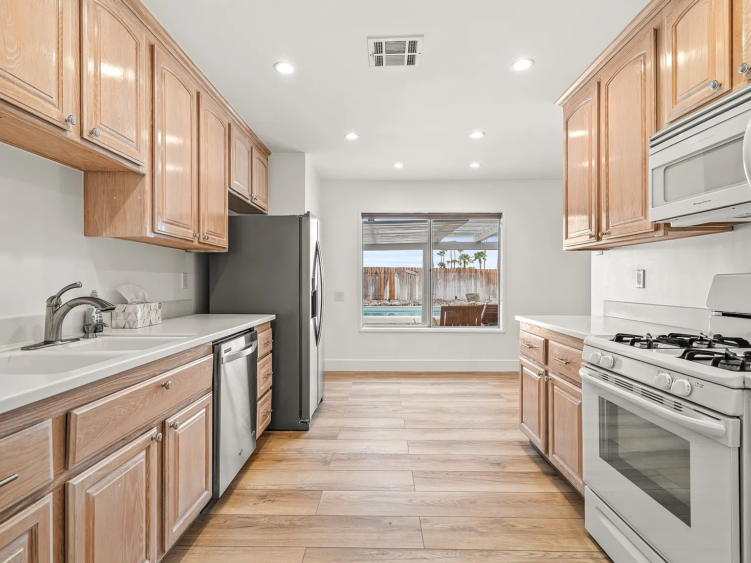 3 bed, 1624 sqft, $4,150 — Photo 4