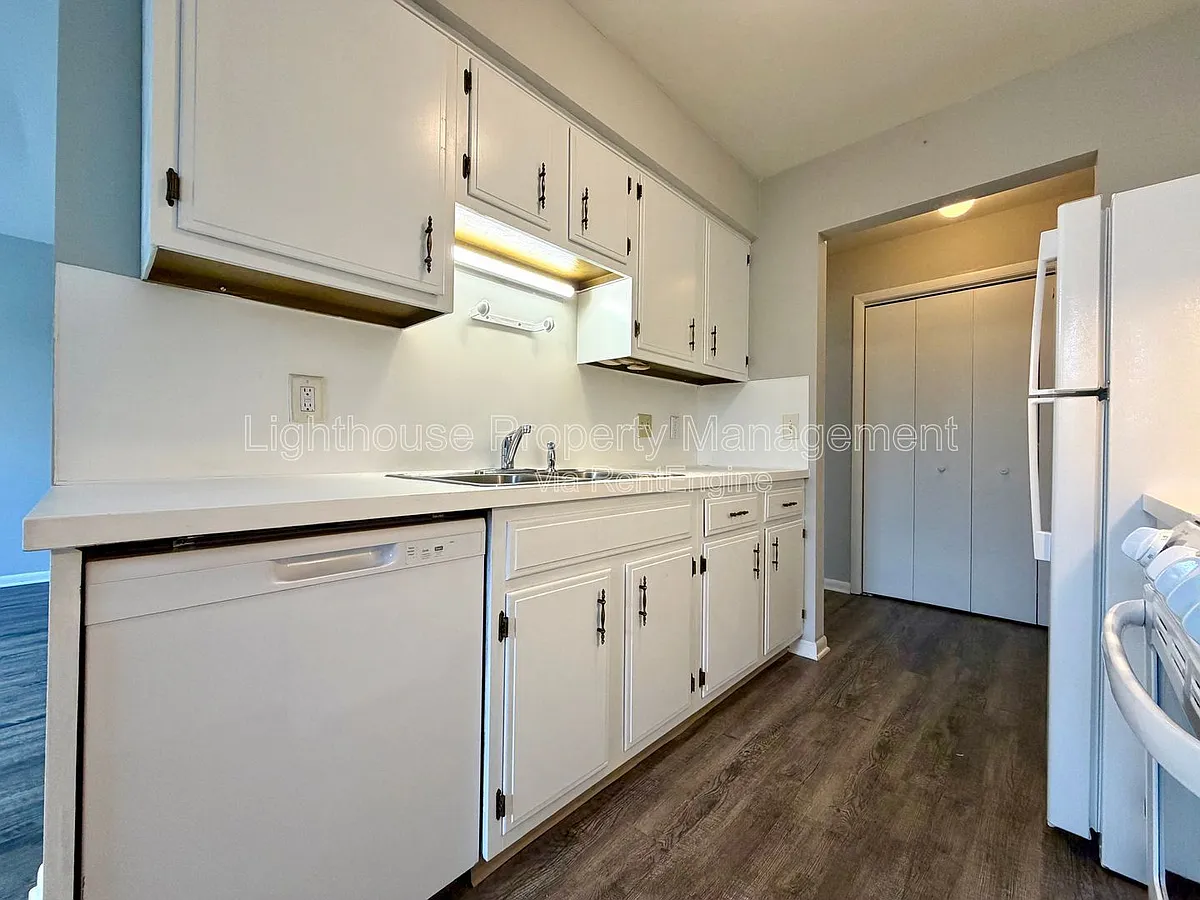 Building Photo - 1326 Leonard St NW #12