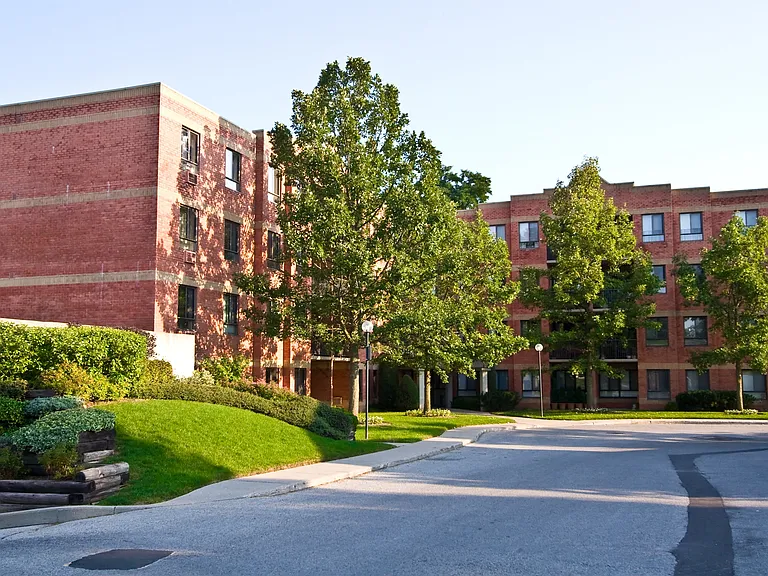 1371 Commissioners Rd W — Photo 1